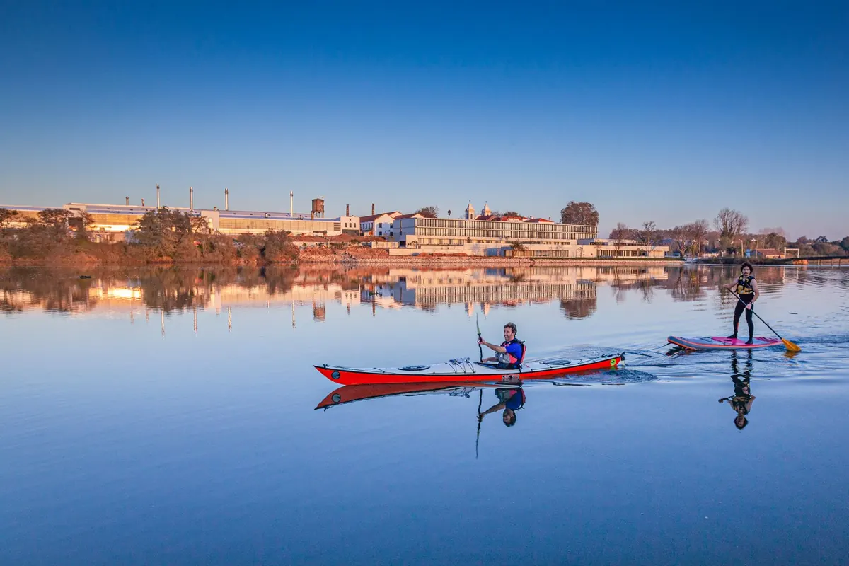Comparison: Kayak vs. Stand-Up Paddleboard for Slow Valley Rivers